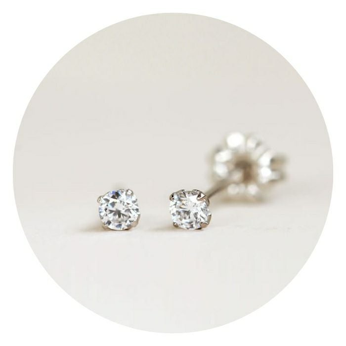 丸いジルコニアが付いたピアスの画像