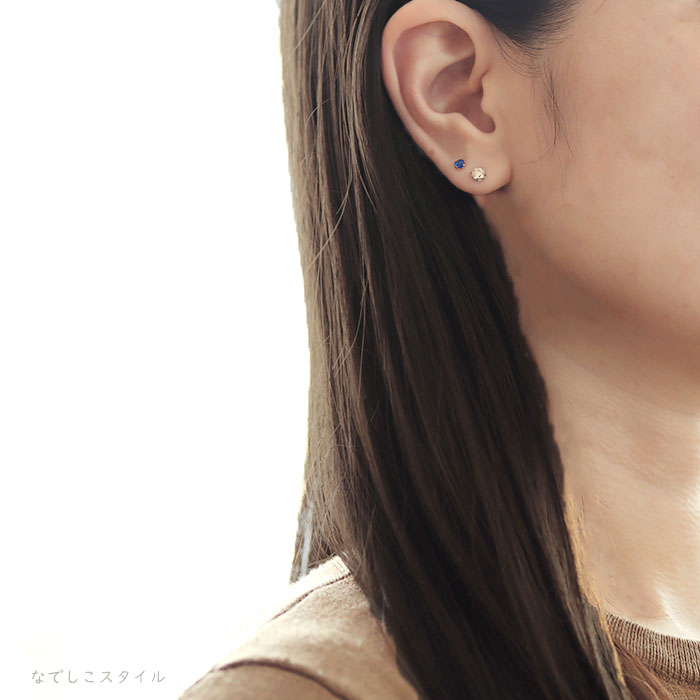 シャンパンダイア４ミリとアウイナイト３ミリのピアスを複数のピアスホールに着けている３０代女性