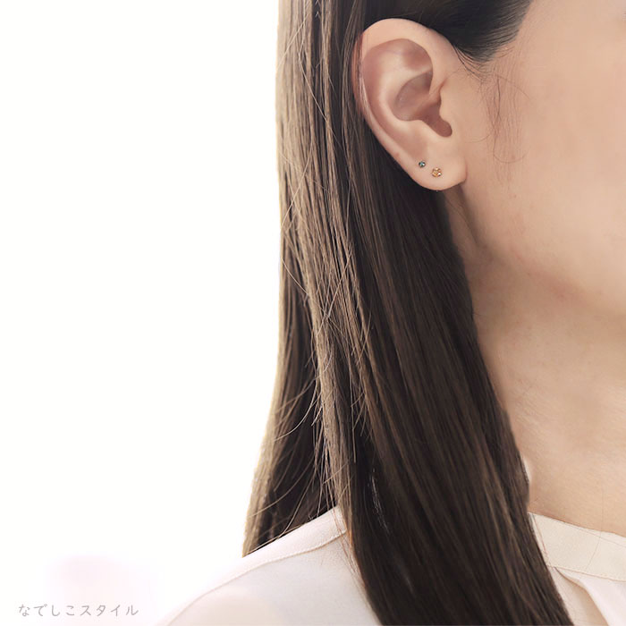 天然石シトリンとエメラルド２ミリのピアスを複数のピアスホールに着けている３０代女性