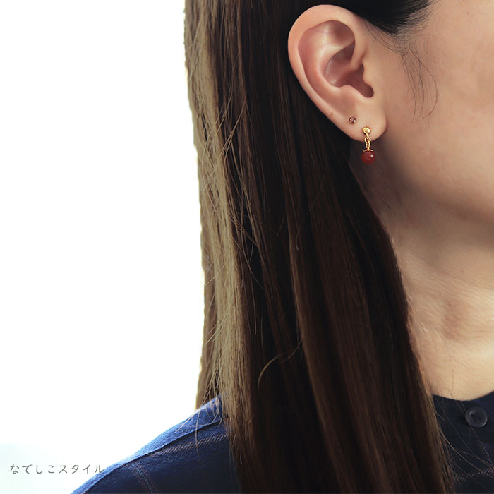 ノワ/カーネリアンとブランデートパーズ３ミリのピアスを複数のピアスホールに着けている３０代女性