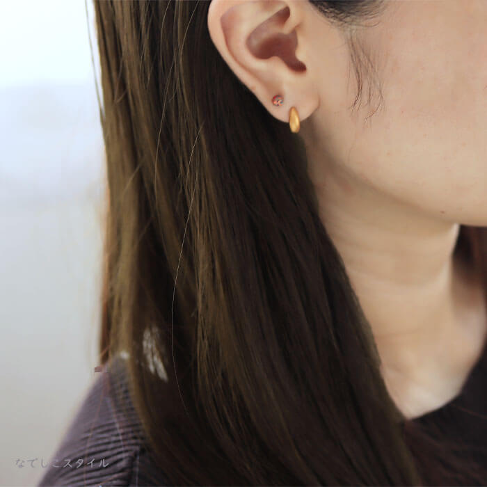 おぼろ月ゴールドカラーと京都オパール神無月のピアスを複数のピアスホールに着けている３０代女性