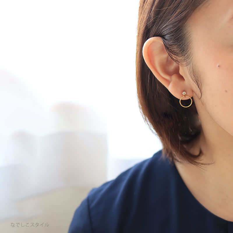 シャンパンダイア３ミリとリングチャームのピアスを合わせている４０代女性の耳写真