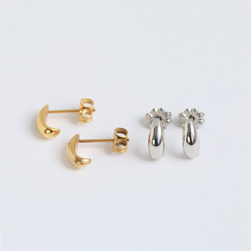 純チタンピアス三日月ピアスの写真