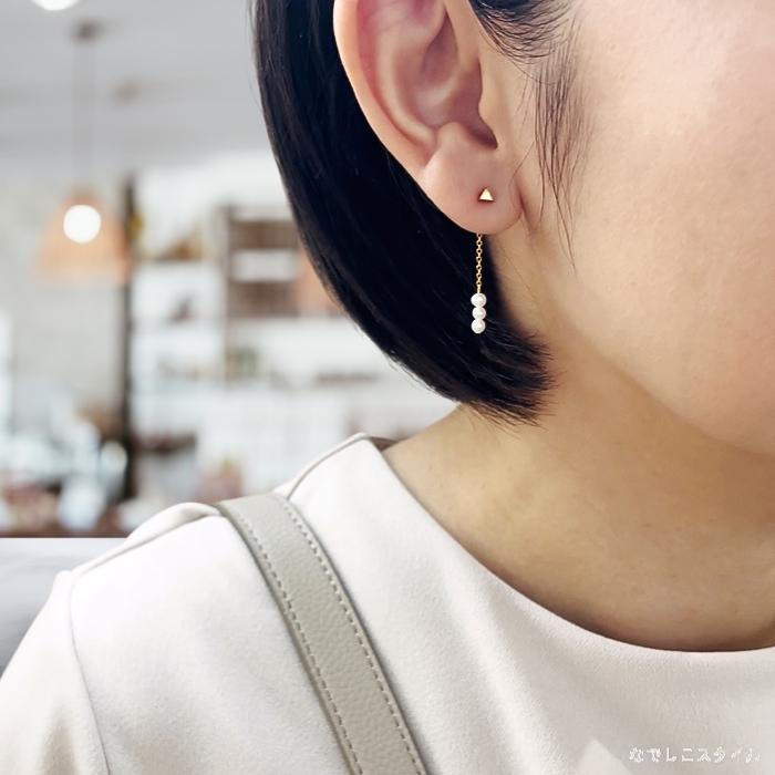 お出かけ用にバックキャッチも着けられる｜金属アレルギー対応ピュアチタン「カケラ」ゴールド 着用
