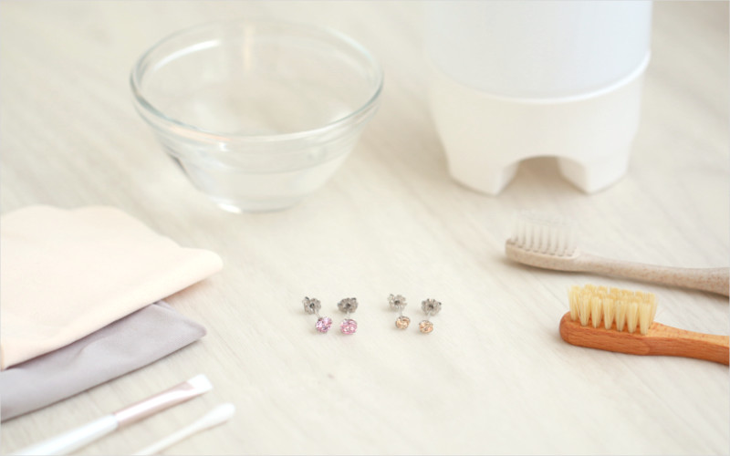 ピアスのお手入れ道具を並べた画像