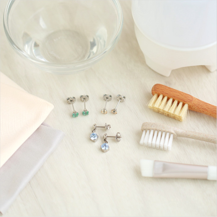 ジルコニアのピアスとお手入れ道具を並べた画像