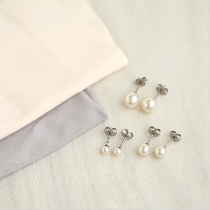 グラスパールのピアスとお手入れ道具を並べた画像