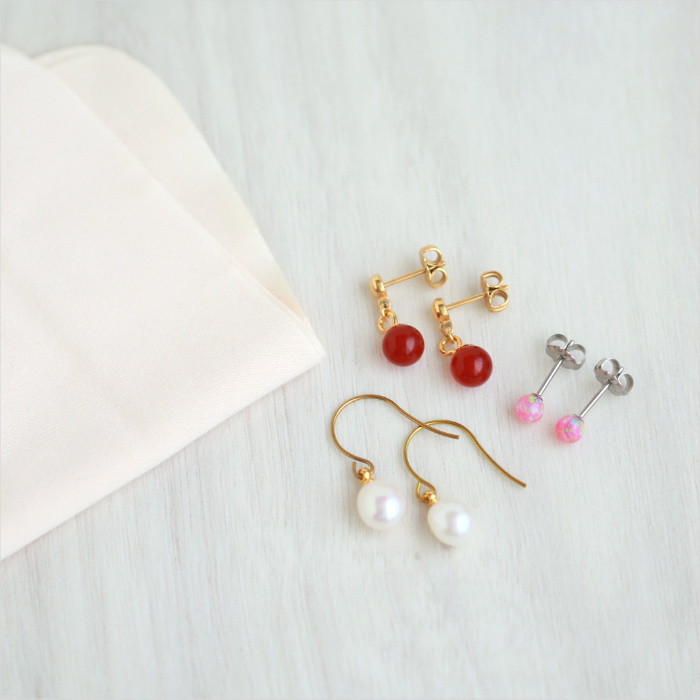 天然石のピアスとお手入れ道具を並べた画像