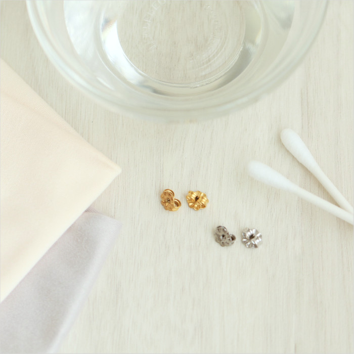 チタンキャッチとお手入れ道具を並べた画像