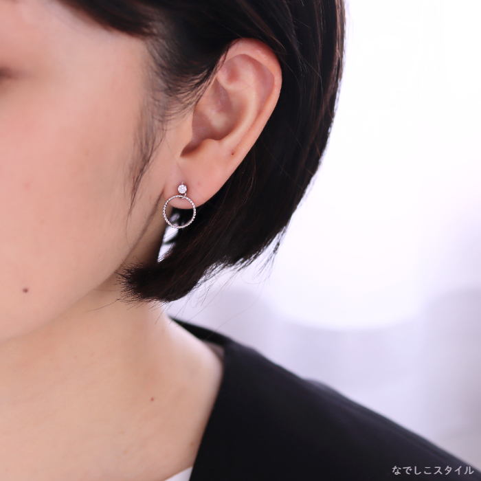 ダイアモンド３ｍｍとリングチャームを合わせている４０代女性の耳写真