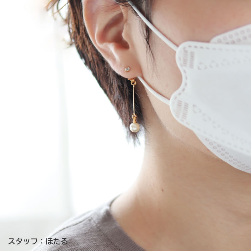 ピアスをしてマスクをしたモデル画像