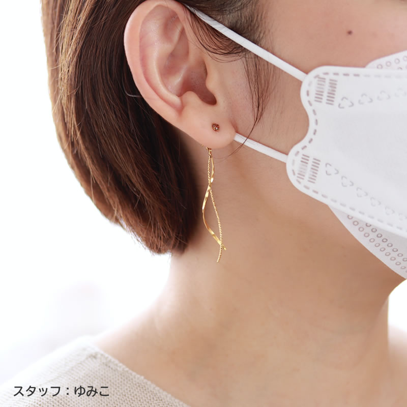 マスクをしたピアスとバックキャッチのモデル画像