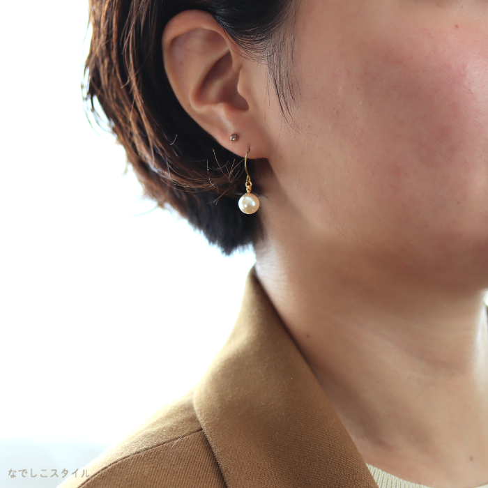 パールのピアスをつけた女性の横顔画像