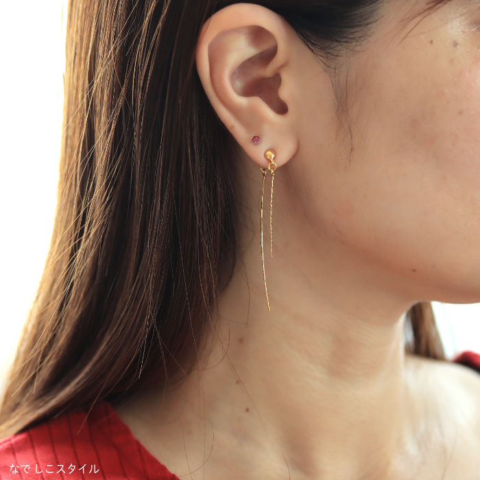 ２ラインピアスをつけた女性の横顔画像