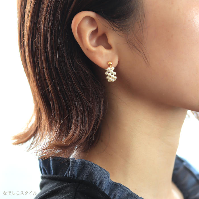 パールのフープピアスをつけた女性の横顔画像