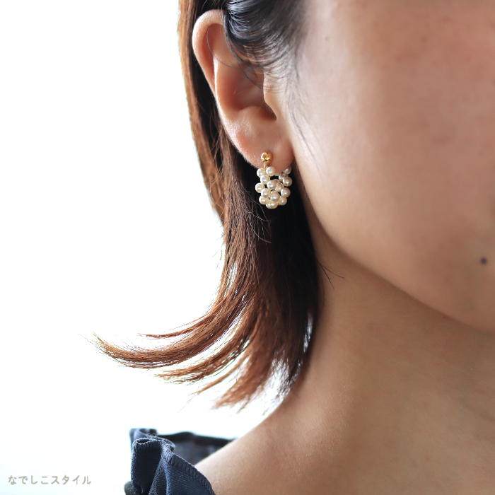 パールのフープピアスをつけた女性の耳元画像