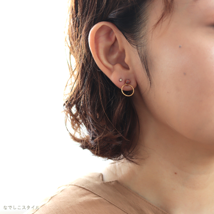 秋色ピアスとリングチャームをつけた女性の横顔画像