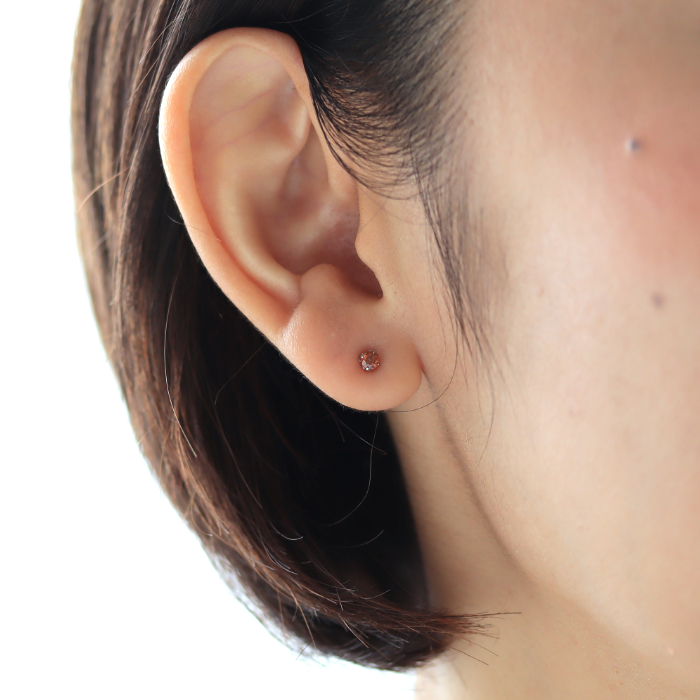 ブラウンダイヤのピアスを着けた女性の耳元画像