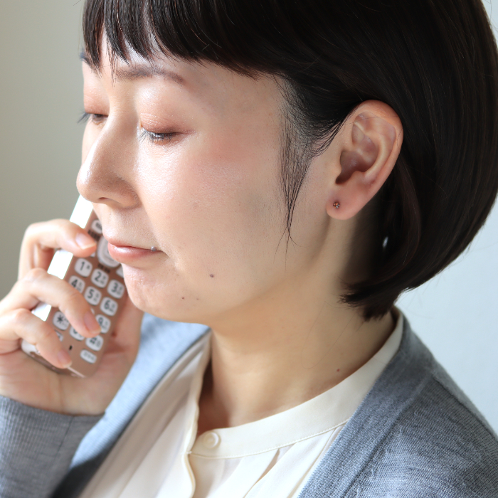 ブラウンダイヤのピアスを着けている４０代女性のお仕事画像