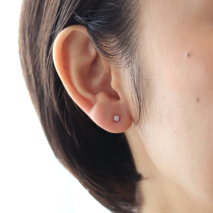 サファイヤピンクのピアスを着けた女性の耳元画像