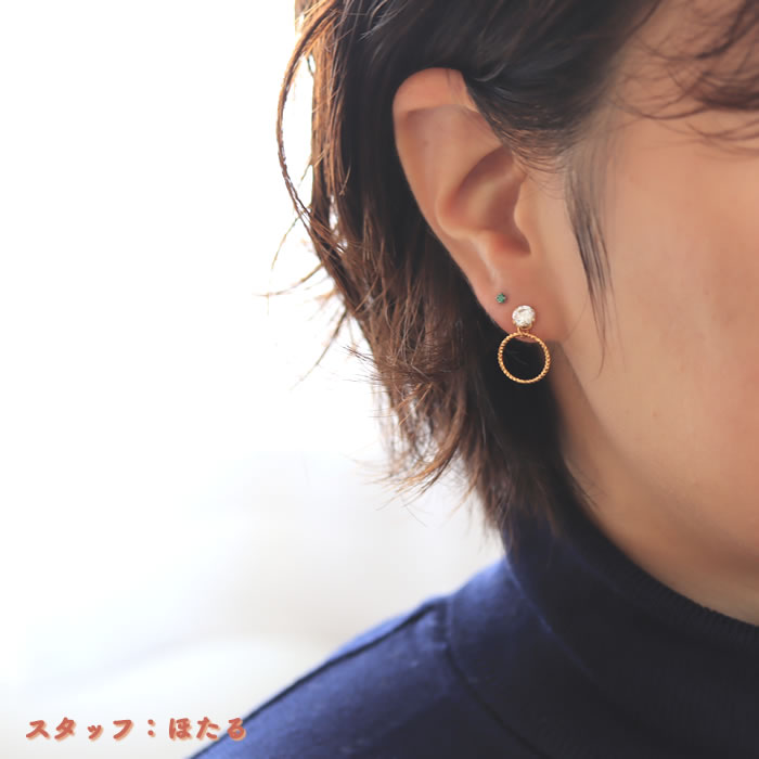 20代スタッフがゴールド軸5mmサイズのピアスと輪のチャームを合わせたつけている耳写真