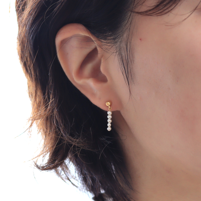 konayukiのピアスを着けた女性の耳元画像