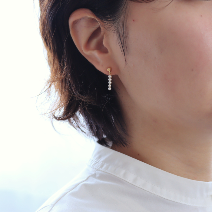 konayukiのピアスを着けた女性の横顔画像