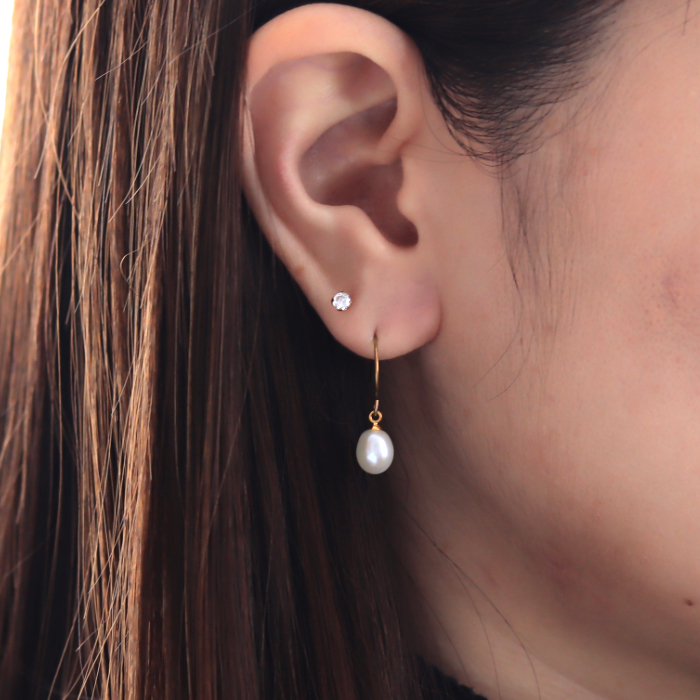 淡水パールのフックピアスを着けた女性の耳元画像