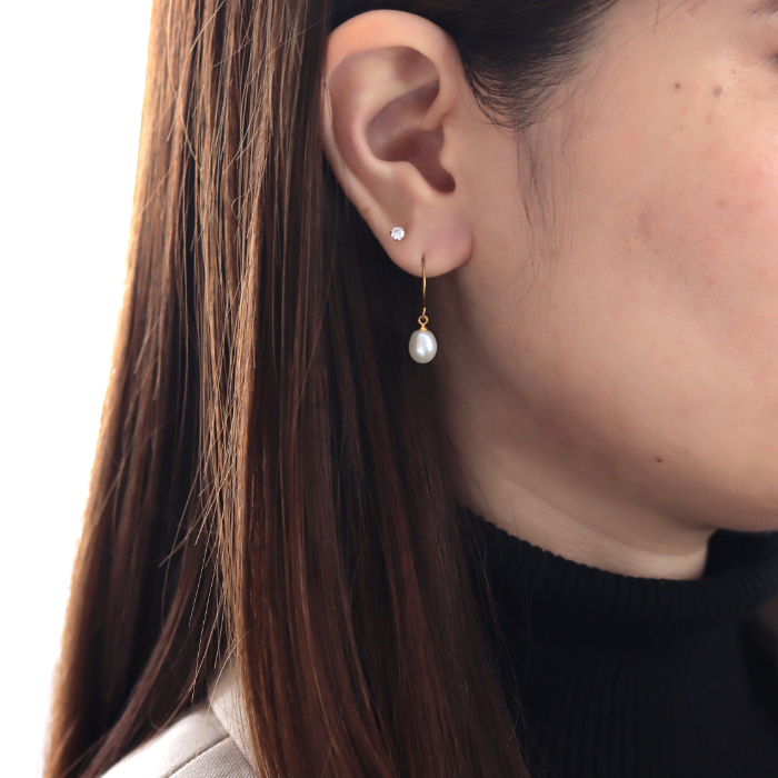 淡水パールのフックピアスのピアスを着けた女性の横顔画像