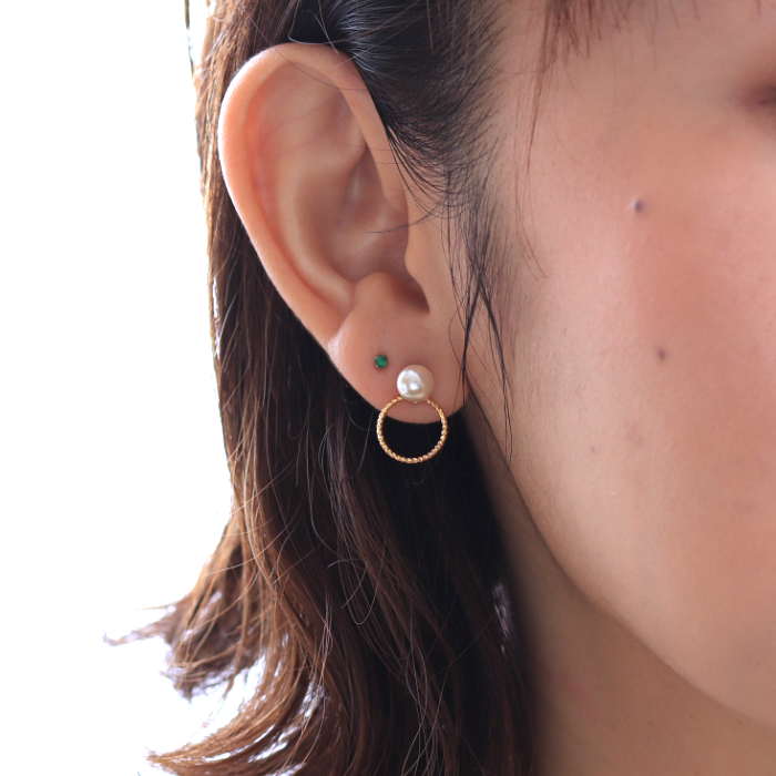 一粒グラスパール６mmのピアスを着けた女性の耳元画像