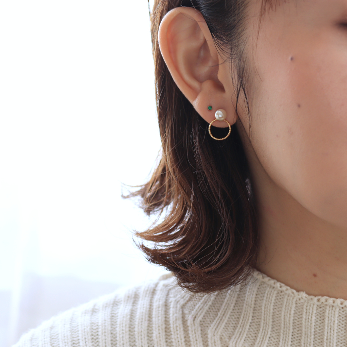 一粒グラスパール６mmのピアスを着けた女性の横顔画像