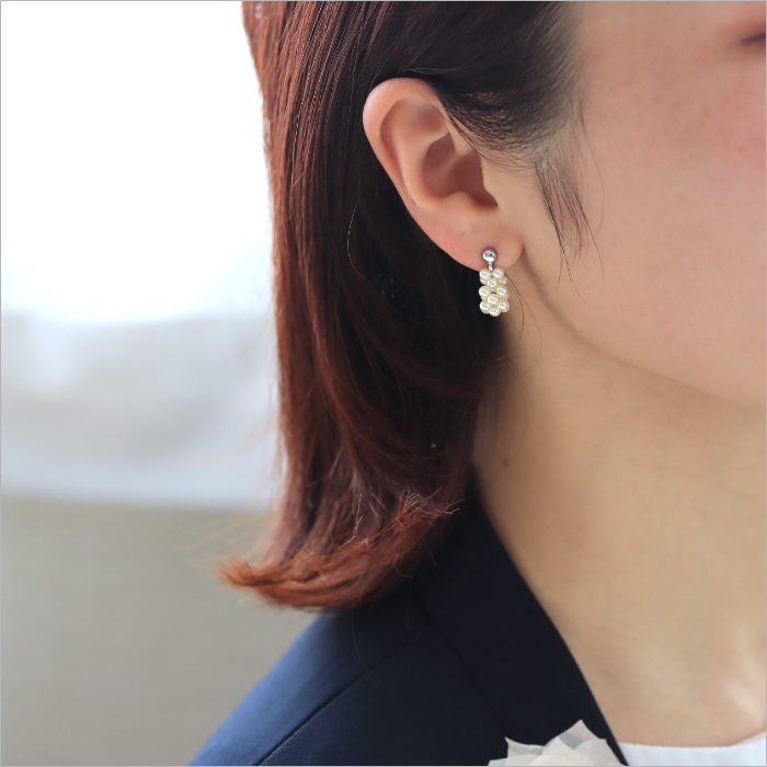 パールのフープピアスを着けた女性の卒業式をイメージした画像