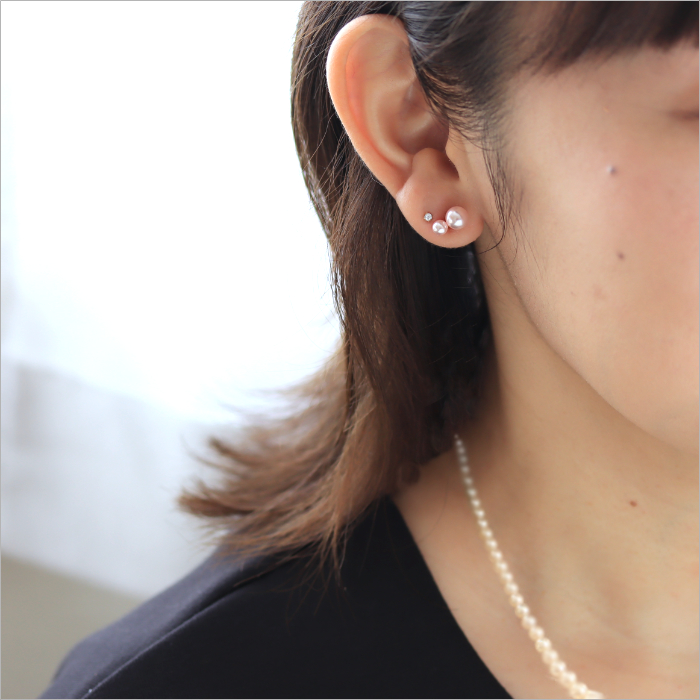 桜色パールのチャームをつけた女性の卒業式をイメージした画像