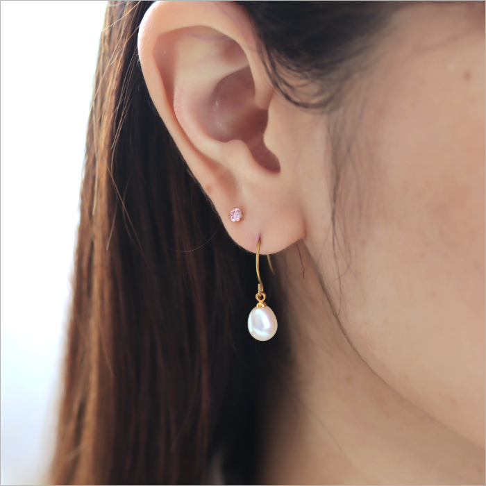 淡水パールのフックピアスをつけた女性の耳元画像