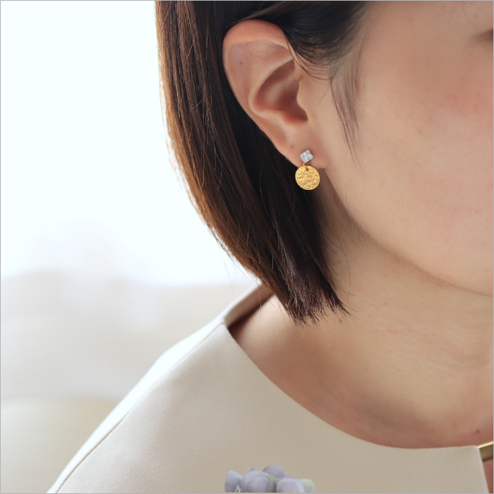 サークルチャームをつけた女性の入学式をイメージした画像