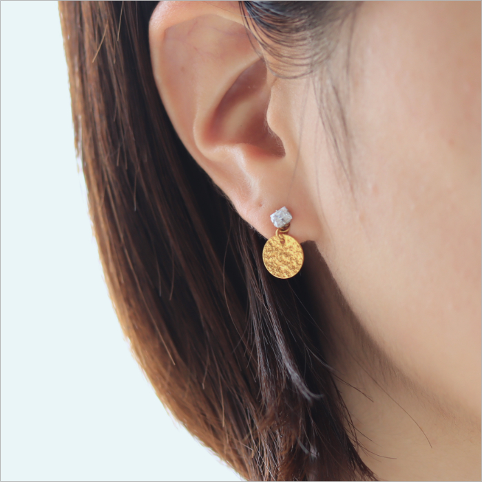 サークルチャームをつけた女性の耳元画像