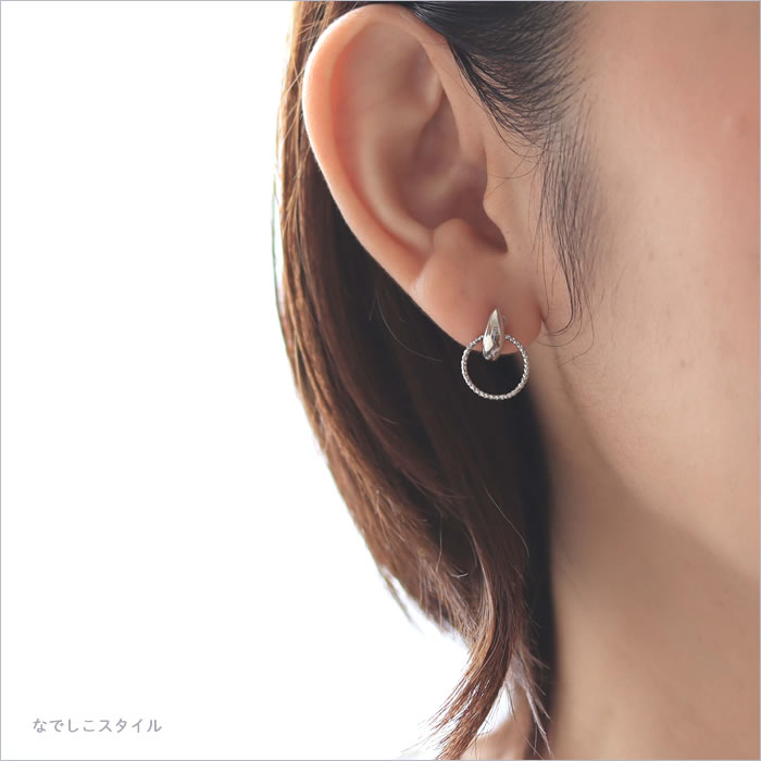 三日月ピアスプラチナカラーとリングチャームプラチナカラーを合わせた耳写真