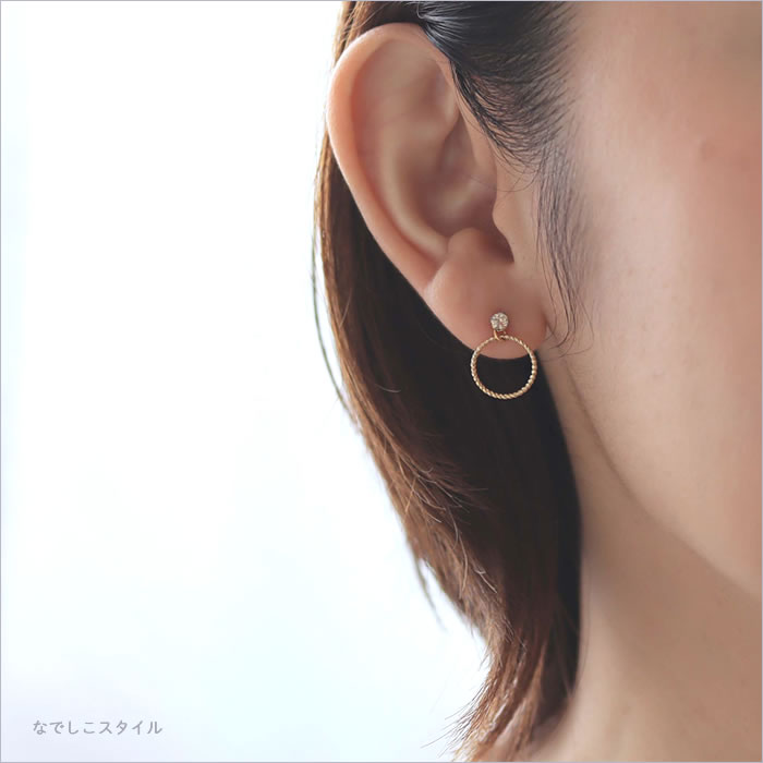 シャンパンダイア３ｍｍとリングチャームシャンパンゴールドカラーを合わせた耳写真