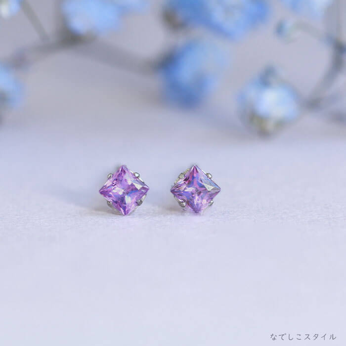 カルテット萩の花３ミリをピアスホールに着けている４０代女性