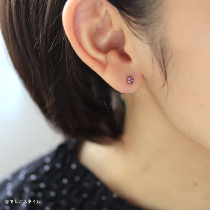 カルテット萩の花３ミリを耳にに着けている４０代女性