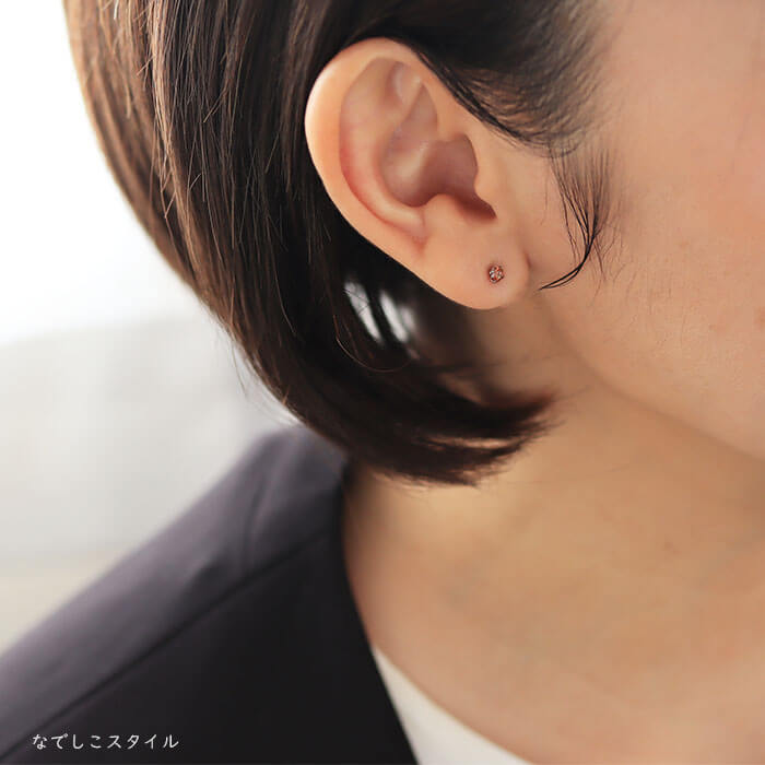 スーツを着た４０代女性がブラウンダイアを耳に着けているイメージ写真 >
</div>
<p></p>


<p>ブラウンダイアは、かっちりとしたジャケットを着るようなシーンにも馴染みます。<br> <br> 
色合いに遊びがないので、かっちりとしたスタイルに柔らかさをさり気なくプラスしたい時に合わせやすいです。
</p>
<br>

<p class=