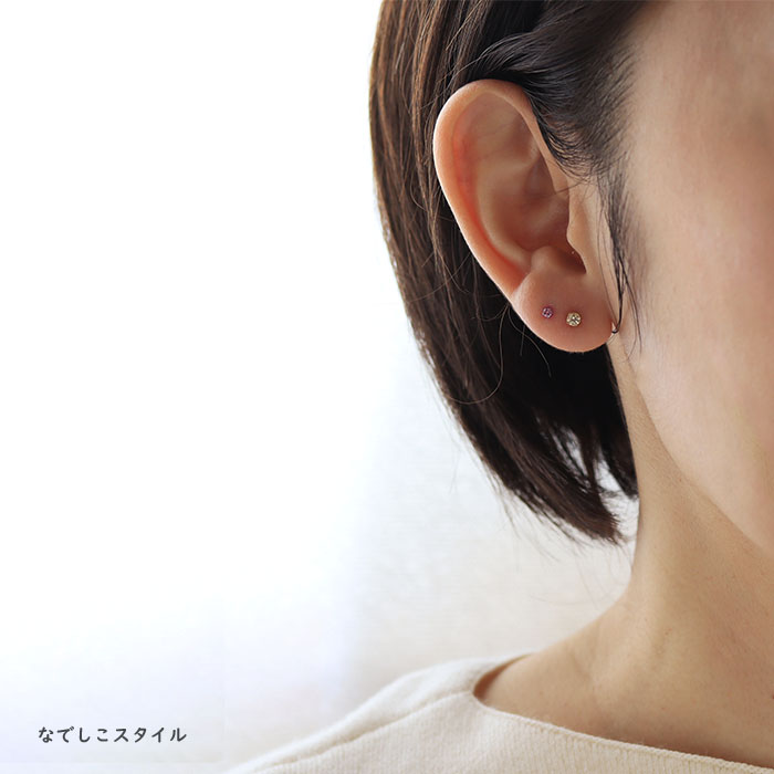 ゴールドカラーシャンパンダイア3ミリとサファイアピンク２ミリのピアスを複数のピアスホールに着けている４０代女性