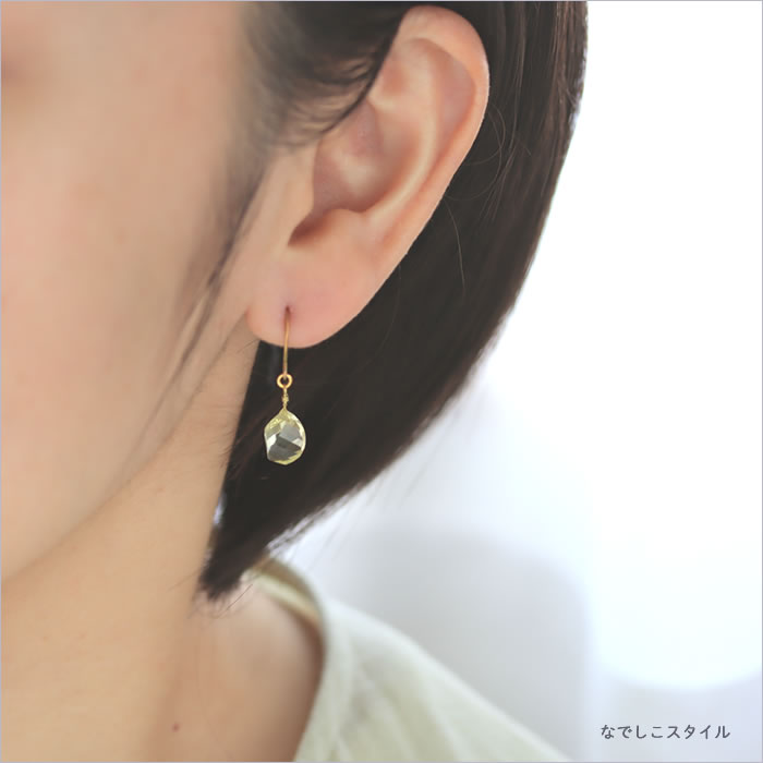 天然石のレモンクオーツと使った揺れるフックピアスをを耳に着けている４０代女性の横顔