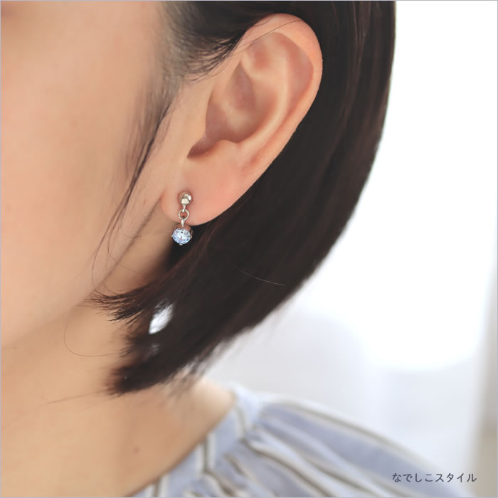 純チタンピアスエクラサファイアブルーをを耳に着けている４０代女性の横顔