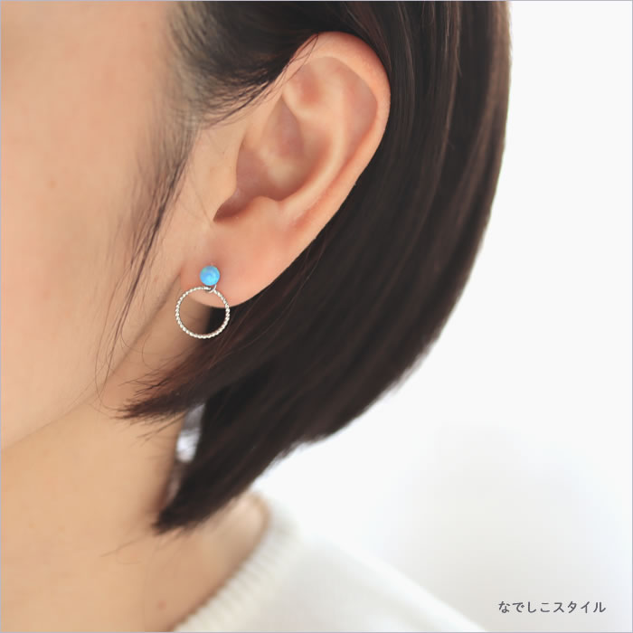 純チタンピアス京都オパール如月とリングチャームを耳に着けている４０代女性の横顔