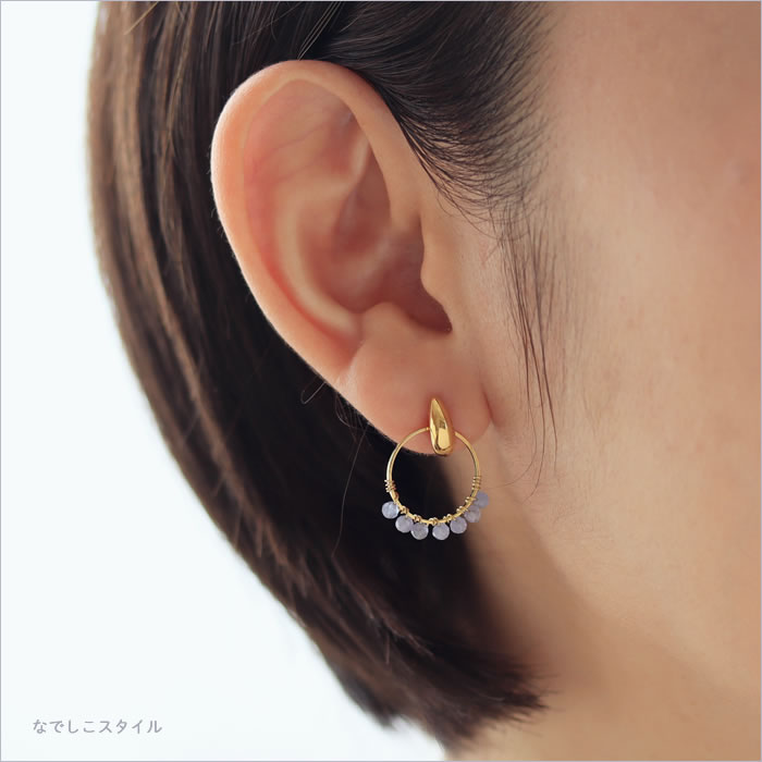 三日月ピアスゴールドカラーとリベルエテを合わせた耳写真