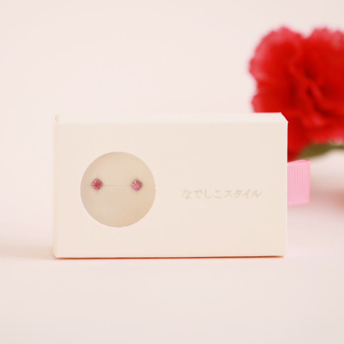 純チタンピアスルビーのニュアンス写真