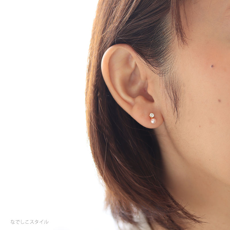 ゴールドカラーダイアモンド３ミリと桜パールチャームのピアスを合わせている４０代女性の耳写真