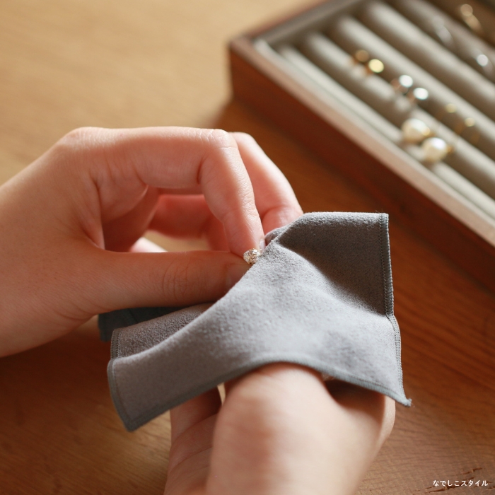 ケアクロス(ジュエリークリーナー)でピアスを拭いている画像