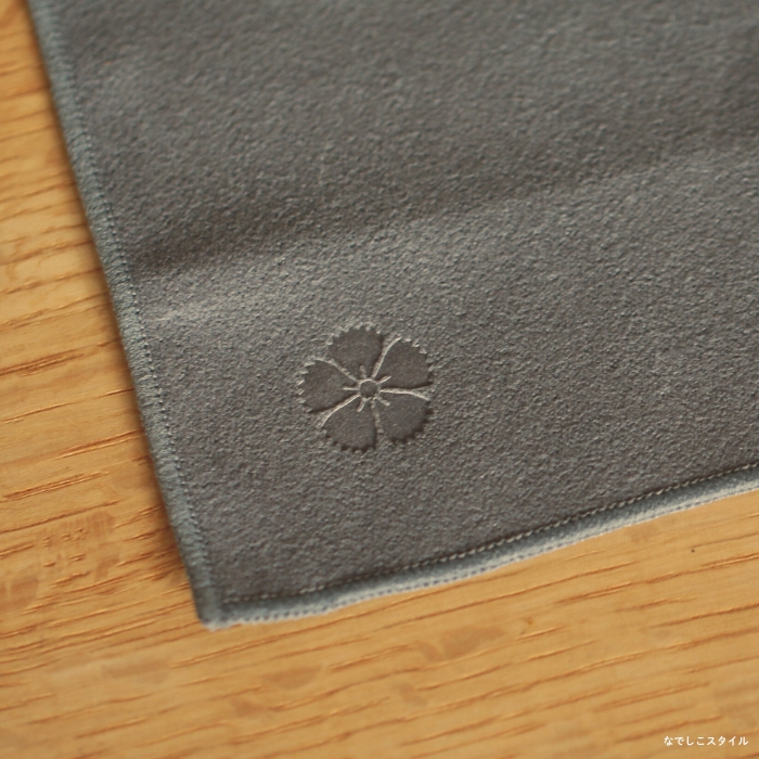 ケアクロス(ジュエリークリーナー)のなでしこの花の刻印画像